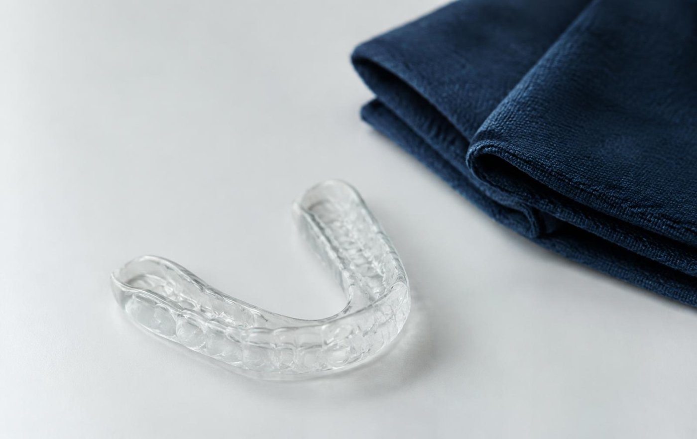 Goteira oclusal transparente sobre superfície branca